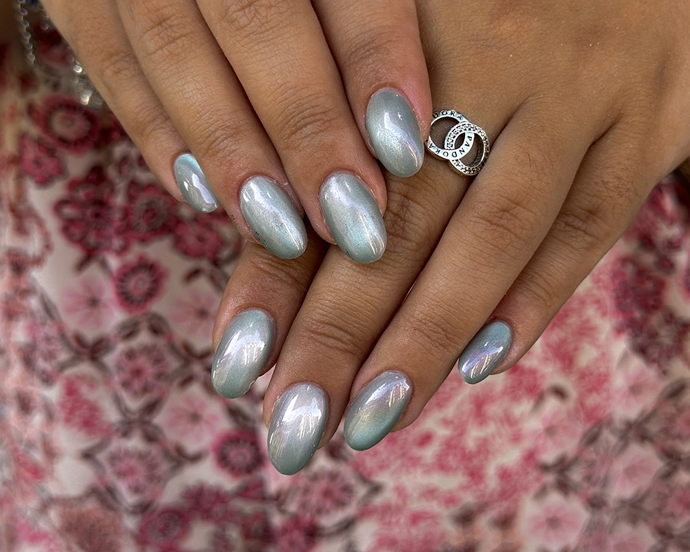 Uñas acrílicas en color gris perla.