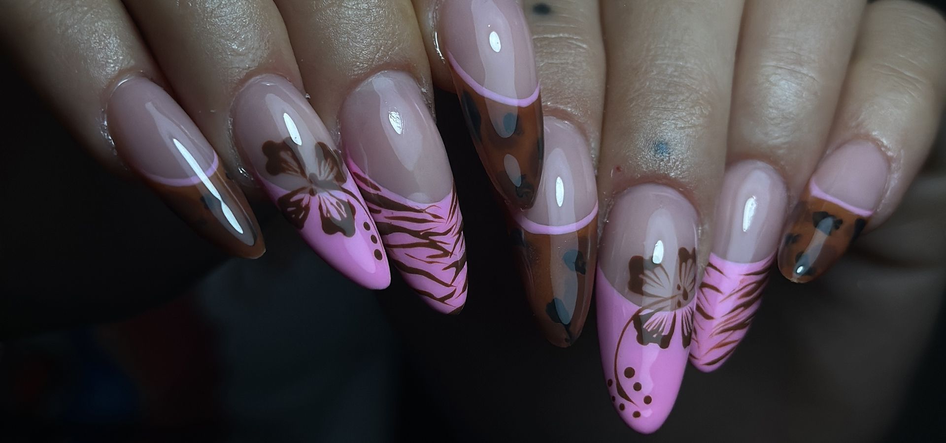 Manicura de uñas acrílicas.