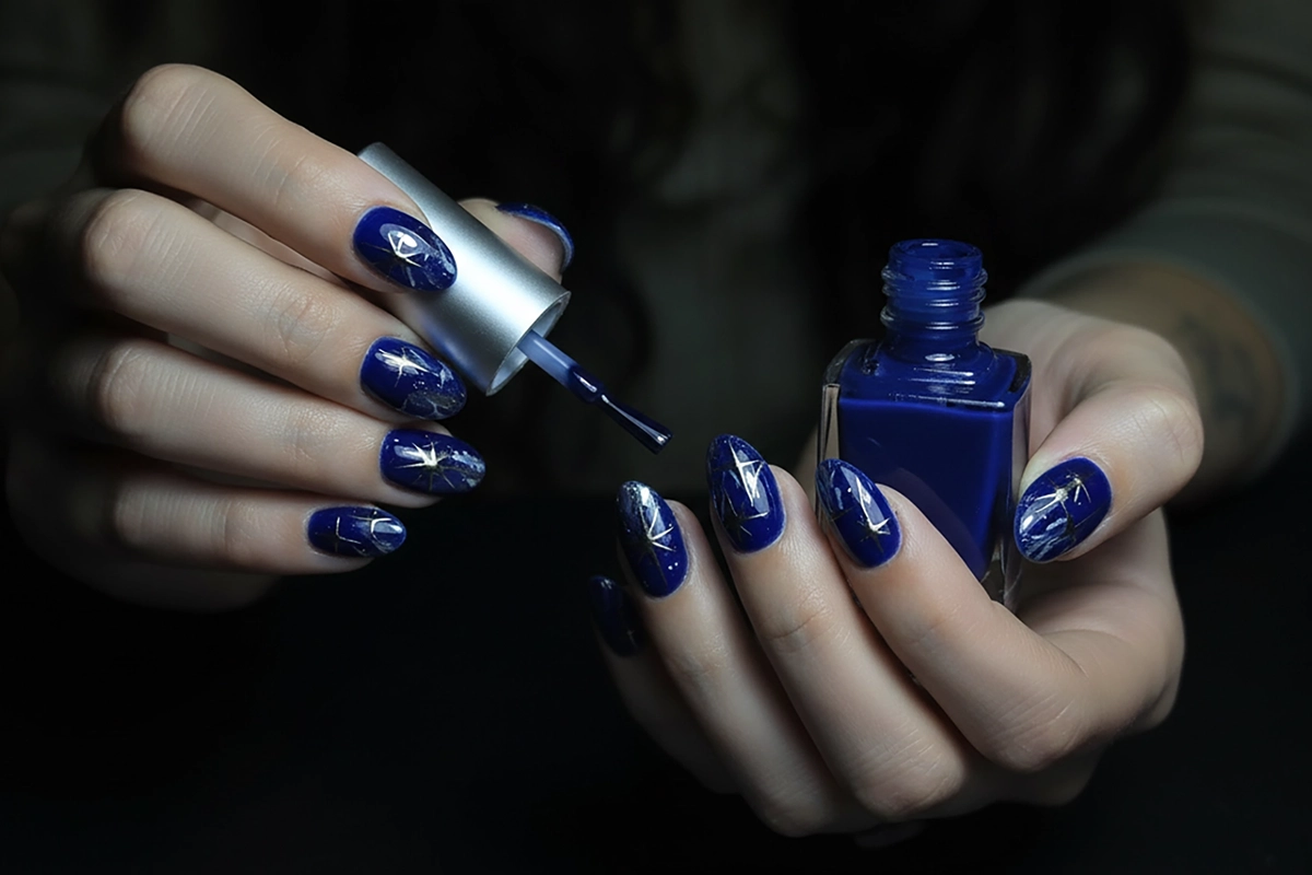 Uñas con Kapping Acrílico en tono azul eléctrico y con la laca de uñas en las manos.