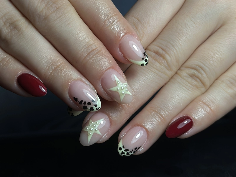 Uñas con tratamiento de kapping acrílico.
