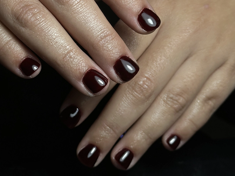 Uñas en color marrón chocolate con tratamiento de Kapping Acrílico.