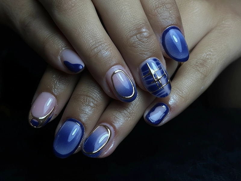 Manicura de uñas acrygel en tonos azules.
