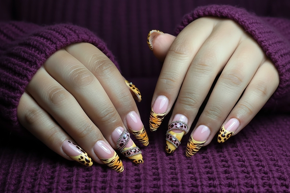 Manicura de uñas acrílicas con detalles animal print.