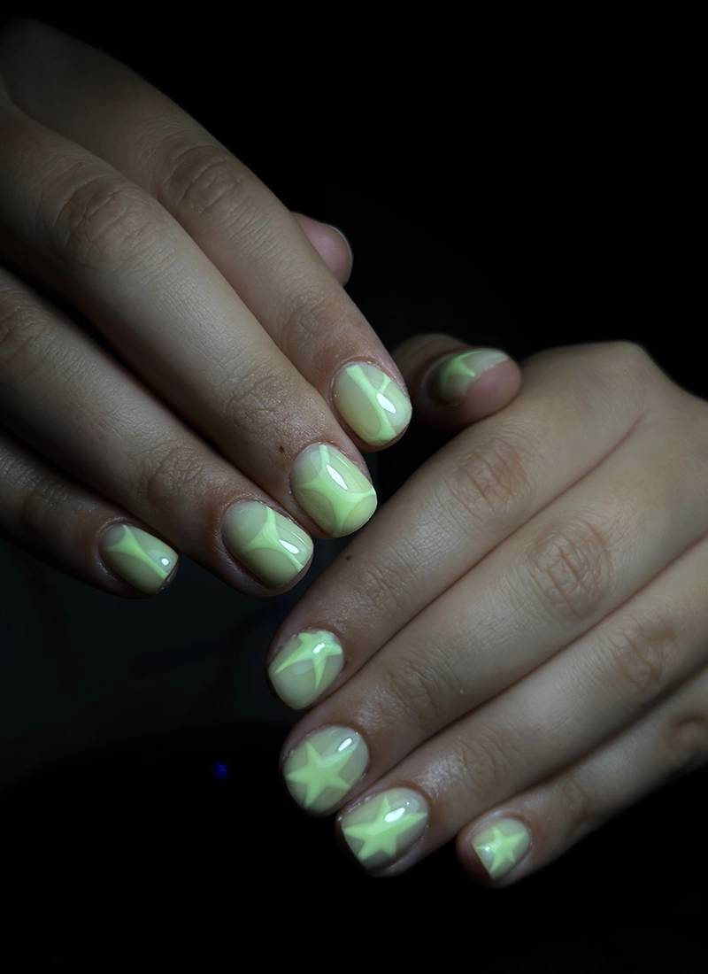 Manicura semipermanente en verde agua.