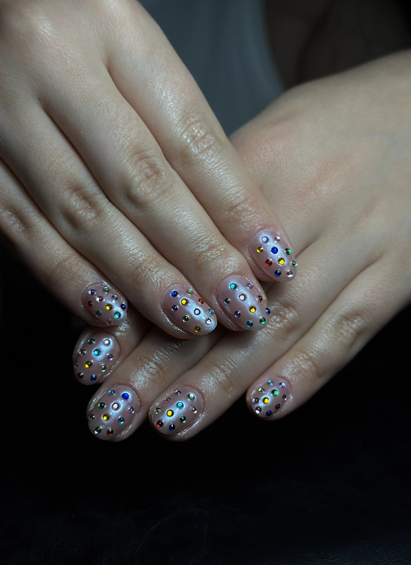 Manicura con decoraciones de pedrería.