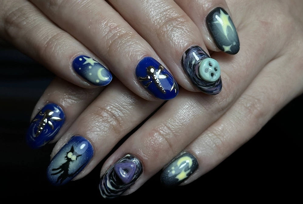 Manicura semipermanente con decoraciones y dibujos diferentes.