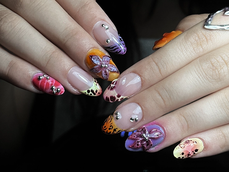 Uñas Soft Gel con decoraciones y colores diferentes para cada uña.