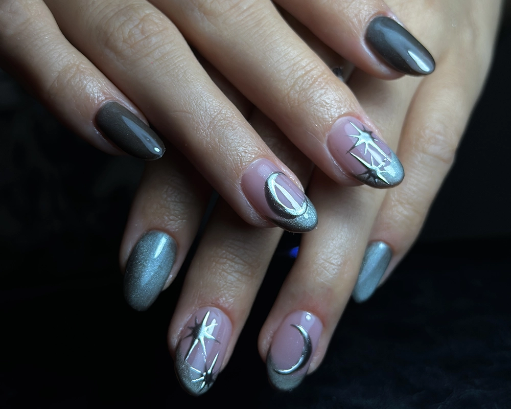 Uñas Soft Gel en rosa y plata con dibujos de luna y estrellas.